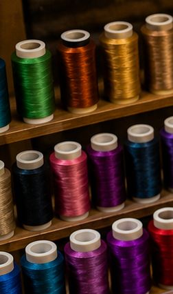 Thread organiser box with sorted shades